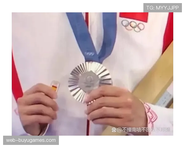 颁奖仪式上 冠亚军交换纪念徽章